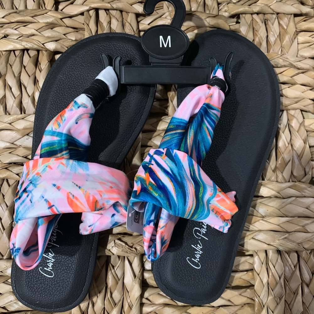 NWT Charlie Paige tropical floral print thong t-strap sandals Size M